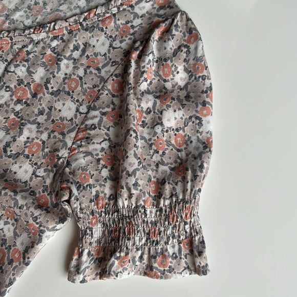 Kirious Los Angeles floral print ruffled Blouse, smoked detail sleeves - Picture 4 of 8